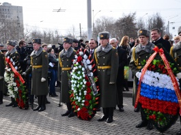 Вологжане возложили цветы к памятнику легендарному авиаконструктору Сергею Ильюшину