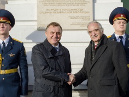 В Вологде торжественно открыли мемориальную доску в честь награждения города орденом Октябрьской Революции