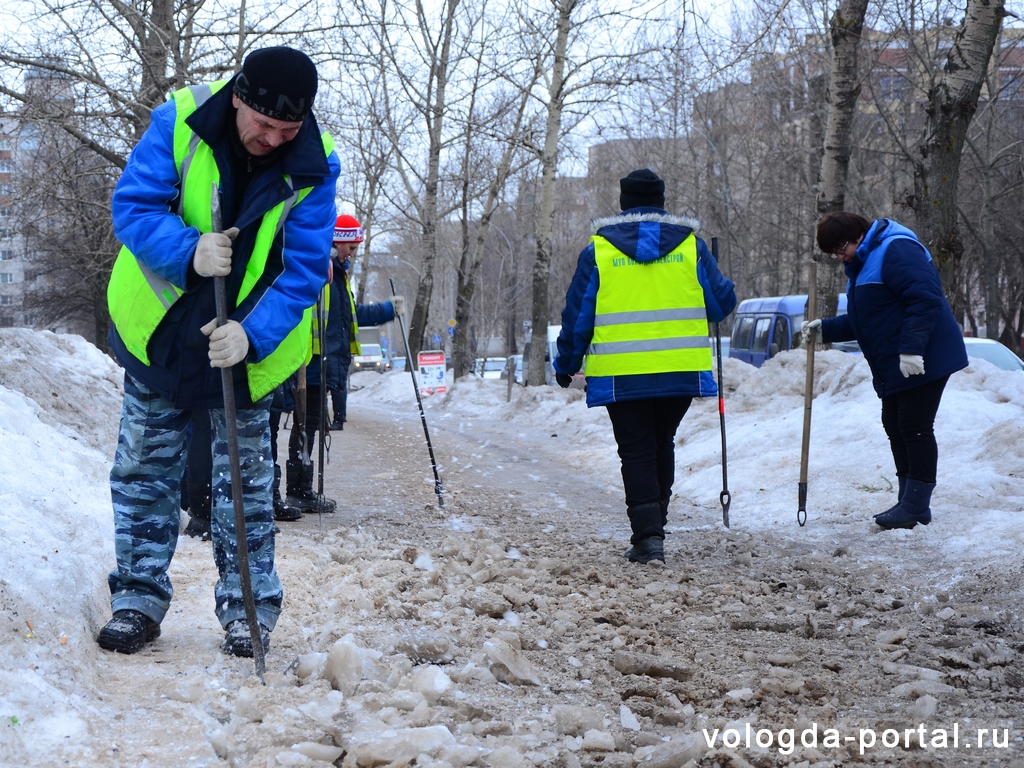 Все дворники предприятия «Вологдазеленстрой» направлены на уборку тротуаров