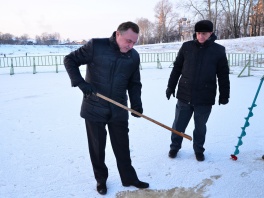 Евгений Шулепов лично проверил состояние льда на реке в районе Соборной горки