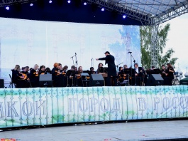 Свои лучшие номера подарил вологжанам и гостям города муниципальный оркестр русских народных инструментов «Перезвоны»