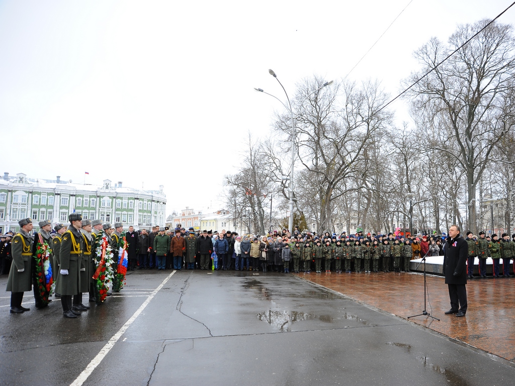 Около 4 тысяч человек собрались на площади Революции в День защитника Отечества 