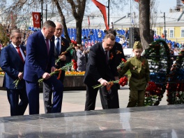 Торжественная церемония возложения венков и цветов к мемориалу «Вечный огонь»