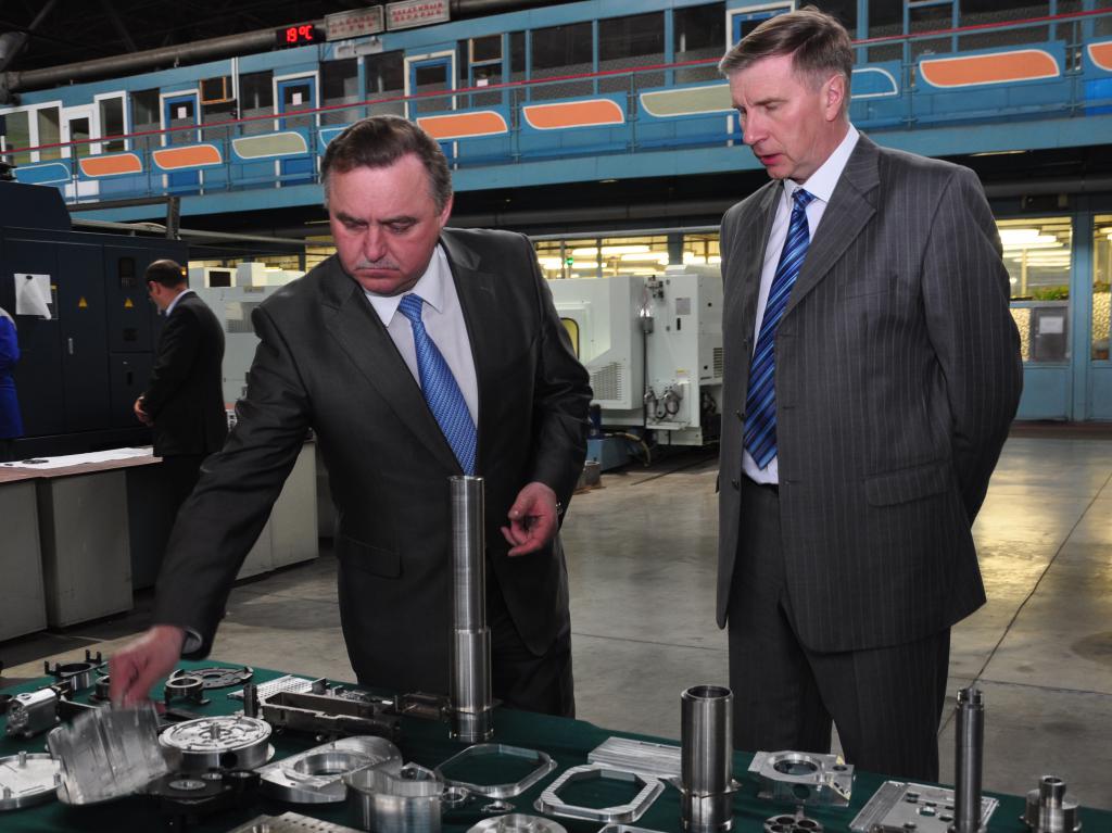 Глава Вологды Евгений Шулепов посетил Вологодский оптико-механический завод