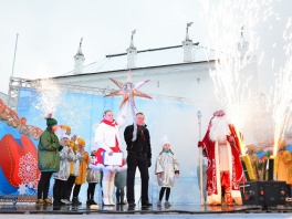 Старт новогодним торжествам дали Глава Вологды Евгений Шулепов и Дед Мороз