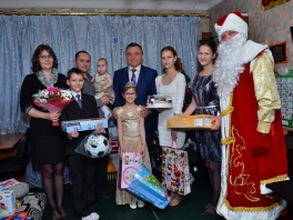 Глава города Евгений Шулепов и Дед Мороз поздравили одну из многодетных семей Вологды