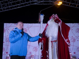 Дед Мороз и Глава города Евгений Шулепов зажгли огни на главной елке новогодней столицы Русского Севера