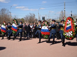 Венки и цветы 6 мая возложили к памятнику дважды Герою Советского Союза маршалу Ивану Коневу