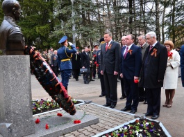 Сотни вологжан почтили память участников Великой Отечественной войны на торжественном митинге на Введенском кладбище