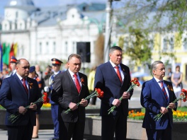 Торжественная церемония возложения цветов и венков к мемориалу «Вечный огонь»