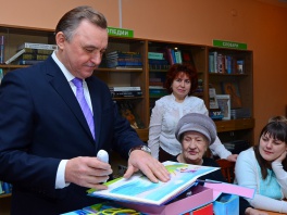 Глава Вологды Евгений Шулепов поддержал благотворительную акцию журналистов и подарил библиотеке для слепых уникальные детские книги