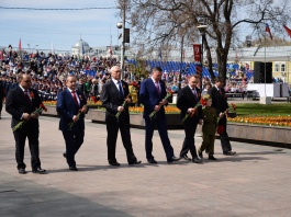 Тысячи вологжан объединила масштабная торжественная церемония возложения венков и цветов к мемориалу «Вечный огонь»