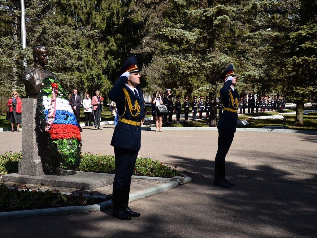 Торжественная церемония возложения венков и цветов к мемориалам на Введенском кладбище состоялась в День памяти и скорби