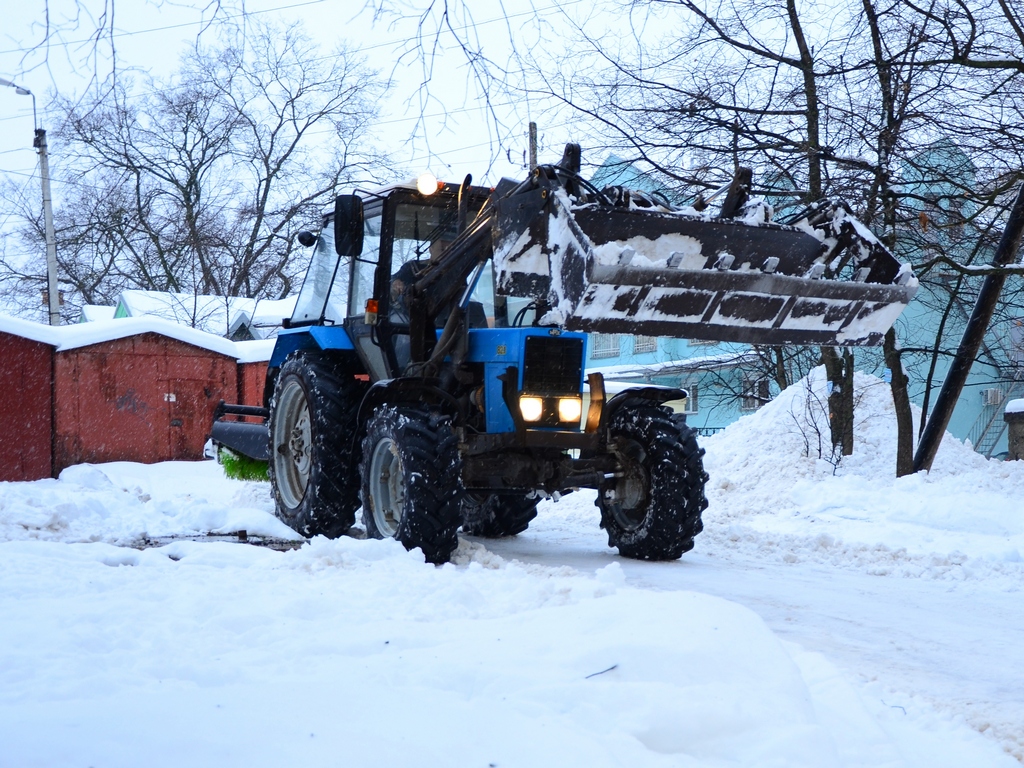 Более 400 тонн снега вывезли управляющие компании из городских дворов за минувшую неделю