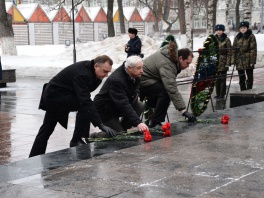 Торжественное возложение венков и цветов к мемориалу «Вечный огонь» прошло в Вологде