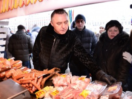 Глава города Евгений Шулепов проверил цены на основные виды товаров на ярмарке выходного дня и городском рынке