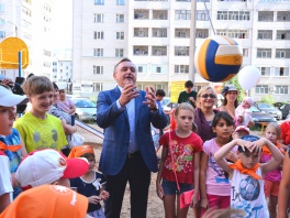 Глава города Евгений Шулепов посетил площадку «Города детства» на ул. Дальней