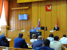 Отчет о своей деятельности и работе Администрации города за 2015 год представил депутатам Глава Вологды Евгений Шулепов