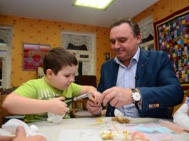 Евгений Шулепов вместе с юными вологжанами принял участие в мастер-классе по созданию новогодней игрушки 