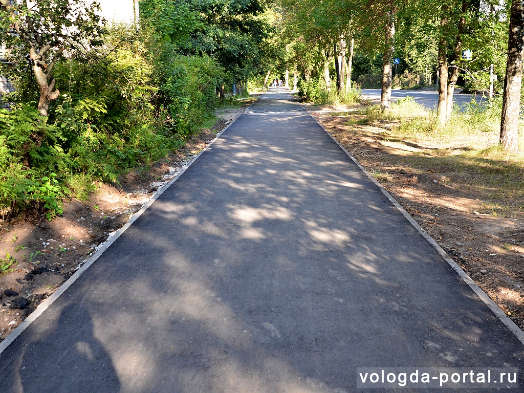 Городские власти и общественность проверили качество ремонта тротуаров на улице Болонина