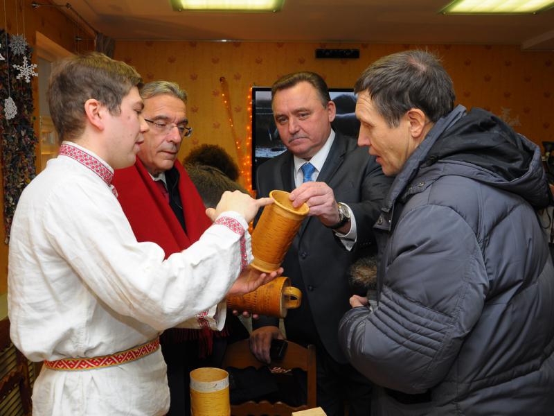 Гости из Страсбурга приняли участие в мастер-классе по изготовлению изделий из бересты